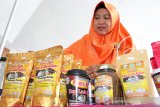 PT BFI Finance Indonesia Tbk (BFI Finance) kembali membuktikan komitmennya dalam mewujudkan visi Perusahaan untuk meningkatkan taraf hidup masyarakat. Melalui kegiatan pelatihan bisnis mikro dan bazar aneka produk, BFI Finance mendorong pertumbuhan Usaha Mikro, Kecil, dan Menengah (UMKM) di Pontianak, Kalimantan Barat. Bertajuk “#SelaluAdaJalan Awali Usaha Dari Hal Sederhana”, pelatihan bisnis dan bazar dilaksanakan di Hotel Golden Tulip Pontianak selama dua hari, pada 18 dan 19 Oktober 2019, yang dihadiri oleh ratusan pelaku UMKM di Pontianak dan sekitarnya. “BFI Finance turut berperan aktif dalam mendukung pertumbuhan ekonomi di Indonesia, salah satunya dengan menyelenggarakan kegiatan ini. Pelaku UMKM selayaknya terus difasilitasi agar naik kelas, mampu menyerap tenaga kerja yang lebih besar, dan mampu berkontribusi nyata dalam pertumbuhan ekonomi di masing-masing daerah, termasuk di Pontianak,” ujar Bambang Hartoyo, Area Manager BFI Finance Wilayah Pontianak. Bambang menambahkan meskipun jumlah UMKM mengalami pertumbuhan yang pesat, namun mereka masih membutuhkan dukungan berbagai pihak untuk bisa meningkatkan skala usahanya. Pelatihan bisnis ini bertujuan meningkatkan kualitas dan kapasitas mereka sebagai pelaku usaha agar dapat berkembang lebih maju, bermental kuat, dan cerdik melihat persaingan dan potensi pasar. Dalam kegiatan ini BFI Finance menggandeng PontiMarket, organisasi yang fokus pada pengembangan SDM UMKM, pengembangan ide kreatif, dan memotivasi untuk meningkatkan entrepreneurship. Pelatihan bisnis ini mengangkat topik seputar kisah sukses pelaku usaha dari luar Kalbar, cara memaksimalkan bisnis online, serta bagaimana menangani keluhan pelanggan. ANTARA KALBAR/Jessica Helena Wuysang
