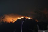 Kebakaran di Gunung Ranti terlihat dari Tawonan, Banyuwangi, Jawa Timur, Sabtu (19/10/2019). Dalam kebakaran tersebut, diduga ada 4 pendaki yang terjebak dipuncak. Antara Jatim/Budi Candra Setya/zk.