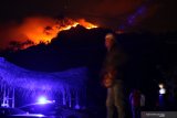 Kebakaran di Gunung Ranti terlihat dari Tawonan, Banyuwangi, Jawa Timur, Sabtu (19/10/2019). Dalam kebakaran tersebut, diduga ada 4 pendaki yang terjebak dipuncak. Antara Jatim/Budi Candra Setya/zk.