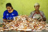 Pekerja memisahkan daging kepiting rajungan (Portonus pelaginus) dari cangkangnya di salah satu rumah industri pengolahan kepiting di Pasirputih, Cilamaya, Karawang, Jawa Barat, Jumat (18/10/2019). Daging kepiting kupas yang dijual dengan harga Rp300 ribu per kilogram tersebut dipasarkan ke sejumlah negara seperti Amerika Serikat, Cina, Eropa, Hongkong, Jepang, Korea Selatan, Malaysia dan Taiwan. ANTARA JABAR/M Ibnu Chazar/agr