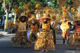 Peserta perwakilan dari Kabupaten Sampang dengan busana daur ulang bambu mengikuti parade Jambore Pemuda Jatim 