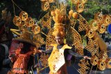 Peserta perwakilan dari Kabupaten Sampang dengan busana daur ulang bambu mengikuti parade Jambore Pemuda Jatim 