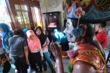 Pengunjung mengamati koleksi museum Mandilaras di Pamekasan, Jawa Timur, Minggu (20/10/2019). Museum yang memiliki sekitar 200 koleksi peninggalan keraton Mandilaras itu selalu ramai pengunjung terutama saat libur akhir pekan itu. Antara Jatim/Saiful Bahri/zk