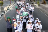 Santri membawa sejumlah poster tokoh Nahdlatul Ulama pada pawai peringatan Hari Santri Nasional di Sidoarjo, Jawa Timur, Minggu (20/10/2019). Kegiatan yang diikuti oleh ribuan santri dan guru dari berbagai sekolah dan pesantren tersebut untuk memperingati Hari Santri Nasional. Antara Jatim/Umarul Faruq/zk