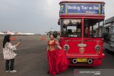 Warga berfoto di depan Bandung Tour on Bus (Bandros) pada acara peresmian Bandung Calender of Event 2020 di Lanud Husein Sastranegara, Bandung, Jawa Barat, Kamis (17/10/2019). Sedikitnya 72 acara kesenian, komunitas  dan kebudayaan diresmikan serta dijadwalkan sebagai bagian program kementerian pariwisata guna menarik wisatawan lokal maupun Internasional pada sepanjang tahun 2020 di Kota Bandung. ANTARA JABAR/Novrian Arbi/agr