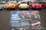 Warga menunjukkan jadwal kegiatan Asia Africa Festival 2020 pada acara peresmian Bandung Calender of Event 2020 di Lanud Husein Sastranegara, Bandung, Jawa Barat, Kamis (17/10/2019). Sedikitnya 72 acara kesenian, komunitas  dan kebudayaan diresmikan serta dijadwalkan sebagai bagian program kementerian pariwisata guna menarik wisatawan lokal maupun Internasional pada sepanjang tahun 2020 di Kota Bandung. ANTARA JABAR/Novrian Arbi/agr