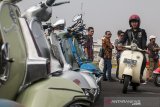 Pengendara dari komunitas skuter vespa melintas saat mengikuti acara peresmian Bandung Calender of Event 2020 di Lanud Husein Sastranegara, Bandung, Jawa Barat, Kamis (17/10/2019). Sedikitnya 72 acara kesenian, komunitas  dan kebudayaan diresmikan serta dijadwalkan sebagai bagian program kementerian pariwisata guna menarik wisatawan lokal maupun Internasional pada sepanjang tahun 2020 di Kota Bandung. ANTARA JABAR/Novrian Arbi/agr