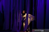 Seniman dari kelompok Jalan Teater menampilkan adegan teater berjudul Morito Dan Dua Pelayan Di Rashomon di Institut Francais Indonesia (IFI) Bandung, Jawa Barat, Sabtu (19/10/2019). Teater yang diadaptasi dari cerpen asal Jepang karya Ryunosuke Akutagawa tersebut berkisah tentang bencana yang muncul dari manusia seperti pembunuhan, perselingkuhan serta gibah dan memongkar aib sesama manusia. ANTARA JABAR/Novrian Arbi/agr