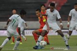 Pesepak bola Timnas U-19 Indonesia Braif Fatari (kedua kanan) berebut bola dengan pesepak bola Timnas U-19 China Mohemaiti Naibuiang (ketiga kanan) dalam pertandingan persahabatan sepak bola di Stadion I Wayan Dipta, Gianyar, Bali, Minggu (20/10/2019).  Timnas U-19 Indonesia kalah dari China dengan skor 1-3. Antaranews Bali/Nyoman Budhiana.