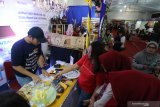 Sejumlah pengunjung berada di stan pameran pada kegiatan bertajuk UMKM Kediri Shopping Festival di Kota Kediri, Jawa Timur, Sabtu (19/10/2019) malam. Kegiatan yang diikuti oleh 32 UMKM binaan sejumlah industri jasa keuangan tersebut sebagai sarana promosi produk-produk unggulan sekaligus memperingati bulan inklusi keuangan. Antara Jatim/Prasetia Fauzani/zk.