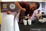 Barista menyeduh kopi dengan metode “aeropress battle” pada perlombaan meracik kopi arabika di Blangpadang, Banda Aceh, Aceh, Minggu (20/10/2019). Perlombaan menyeduh kopi yang dilaksanakan pada festival kopi Banda Aceh 2019 bertujuan meningkatkan kemampuan barista lokal dalam menyajikan kopi arabika gayo dan robusta pesisir Aceh. Antara Aceh/Irwansyah Putra.