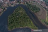 Foto udara Situ Lengkong Panjalu di Desa Panjalu, Kabupaten Ciamis, Jawa Barat, Sabtu (19/10/2109). Situ Lengkong merupakan kawasan wisata religi untuk berziarah ke pemakaman Borosngora atau Sayid Ali Bin Muhammad bin Umar yang merupakan seorang ulama penyebar Agama Islam dan danau tersebut berfungsi untuk mengairi lahan pertanian. ANTARA JABAR/Adeng Bustomi/agr