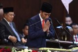 Presiden Joko Widodo memberikan salam usai memberikan pidato awal masa jabatan presiden periode 2019-2024 di Gedung Nusantara, kompleks Parlemen, Senayan, Jakarta, Minggu (20/10/2019). ANTARA FOTO/Akbar Nugroho Gumay/pras.