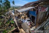 Warga merapikan seng atap rumahnya yang terlepas akibat bencana angin ribut yang terjadi di Pangalengan, Kabupaten Bandung, Jawa Barat, Senin (21/10/2019). Badan Meteorologi Klimatologi Geofisika (BMKG) menyebutkan fenomena angin ribut yang menghancurkan ratusan atap rumah hancur dan pohon tumbang di Pangalengan tersebut diakibatkan oleh peralihan dari musim kemarau ke musim hujan. ANTARA JABAR/Raisan Al Farisi/agr