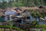 Warga menutup kembali atap rumahnya yang terlepas akibat bencana angin ribut yang terjadi di Pangalengan, Kabupaten Bandung, Jawa Barat, Senin (21/10/2019). Badan Meteorologi Klimatologi Geofisika (BMKG) menyebutkan fenomena angin ribut yang menghancurkan ratusan atap rumah hancur dan pohon tumbang di Pangalengan tersebut diakibatkan oleh peralihan dari musim kemarau ke musim hujan. ANTARA JABAR/Raisan Al Farisi/agr