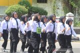 Sejumlah peserta mengikuti lomba Gerak Jalan di Indramayu, Jawa Barat, Senin (21/10/2019). Lomba Gerak Jalan yang diikuti sejumlah pesantren dan Madrasah Tsanawiyah tersebut dalam rangka memperingati Hari Santri Nasional 2019. ANTARA JABAR/Dedhez Anggara/agr