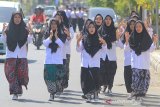 Sejumlah peserta mengikuti lomba Gerak Jalan di Indramayu, Jawa Barat, Senin (21/10/2019). Lomba Gerak Jalan yang diikuti sejumlah pesantren dan Madrasah Tsanawiyah tersebut dalam rangka memperingati Hari Santri Nasional 2019. ANTARA JABAR/Dedhez Anggara/agr