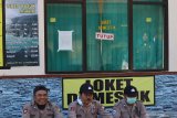 Polisi istirahat di loket yang ditutup karena kebakaran di Paltuding, Banyuwangi, Jawa Timur, Senin (21/10/2019). Balai Besar Konservasi Sumber Daya Alam (BBKSDA) Jawa Timur resmi menutup jalur pendakian Gunung Ijen karena Kebakaran yang terjadi sejak sabtu (19/10) di kawasan Taman Wisata Alam Ijen masih terjadi hingga saat ini. Antara Jatim/Budi Candra Setya/zk.