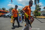 Polisi mengamankan barang bukti saat penggeledahan ditempat kerja terduga teroris di Gardu Induk PLN Tasikmalaya, Jawa Barat, Senin (21/10/2019). Detasemen Khusus (Densus) 88 Antiteror Polri bersama Polres Tasikmalaya Kota mengamankan senapan angin berserta peluru, busur panah, buku berjudul Abu Bakar Basyr, buku catatan, pisau, dan teregis kain warna hitam dari pelaku terduga terlibat kelompok teroris Jamaah Ansharut Daulah (JAD) berinisial W yang berkerja sebagai operator Gardu PLN. ANTARA JABAR/Adeng Bustomi/agr