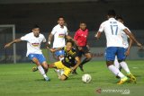 Pesepak bola Barito Putera Kozuke Yamazaki (tengah) terjatuh usai berduel dengan pesepak bola PSIS Semarang Jonathan Eduardo Cantillana Zorilla (kiri) dalam pertandingan lanjutan Liga 1 2019 di Stadion Demang Lehman Martapura, Kalimantan Selatan, Selasa (22/10/2019). Barito Putera menang atas PSIS Semarang dengan skor 2-0. Foto Antaranews Kalsel/Bayu Pratama S.