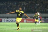 Pesepak bola Barito Putera Donny Harold Monim berselebrasi usai mencetak gol ke gawang PSIS Semarang dalam pertandingan lanjutan Liga 1 2019 di Stadion Demang Lehman Martapura, Kalimantan Selatan, Selasa (22/10/2019). Barito Putera menang atas PSIS Semarang dengan skor 2-0. Foto Antaranews Kalsel/Bayu Pratama S.