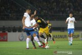 Pesepak bola Barito Putera Fransisco Wagsley Rodrigues De Sousa Filho (kanan) gagal melewati hadangan pesepak bola PSIS Semarang Wallace Costa Alves (kiri) dalam pertandingan lanjutan Liga 1 2019 di Stadion Demang Lehman Martapura, Kalimantan Selatan, Selasa (22/10/2019). Barito Putera menang atas PSIS Semarang dengan skor 2-0. Foto Antaranews Kalsel/Bayu Pratama S.