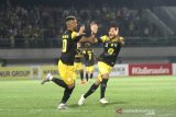 Pesepak bola Barito Putera Rafael Feital Da Silva (kiri) berselebrasi bersama pesepak bola Barito Putera Evan Dimas Darmono (kanan) usai mencetak gol ke gawang PSIS Semarang dalam pertandingan lanjutan Liga 1 2019 di Stadion Demang Lehman Martapura, Kalimantan Selatan, Selasa (22/10/2019). Barito Putera menang atas PSIS Semarang dengan skor 2-0. Foto Antaranews Kalsel/Bayu Pratama S.