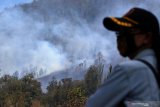 Kebakaran Gunung Ranti terlihat dari Paltuding, Gunung Ijen, Banyuwangi, Jawa Timur, Selasa (22/10/2019). Kebakaran yang terjadi sejak sabtu (19/10) itu, hingga saat ini masih belum dapat dipadamkan, sehingga api terus merambat dan membakar sebagian besar kawasan Gunung Ranti. Antara Jatim/Budi Candra Setya/zk.