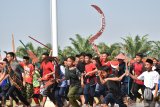 Sejumlah santri mementaskan Drama Kolosal Revolusi Jihad saat Apel Akbar Hari Santri Nasional 2019 di Alun-alun Reksogati Kabupaten Madiun, Jawa Timur, Selasa (22/10/2019). Apel Akbar Hari Santri Nasional 2019 diikuti ribuan santri di Kabupaten Madiun. Antara Jatim/Siswowidodo/zk.