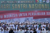 Sejumlah santri berfoto bersama usai mengikuti Upacara Hari Santri Nasional di Polda Jawa Timur, Surabaya, Jawa Timur, Selasa (22/10/2019). Kegiatan yang diikuti sejumlah santri, TNI dan Polri itu mengangkat tema Santri Indonesia Untuk Perdamaian Dunia. Antara Jatim/Didik Suhartono/ZK