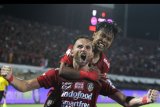 Pesepak bola Bali United Ilija Spasojevic (kiri) beraksi bersama rekannya Fahmi Al Ayyubi (kanan) usai mencetak gol ke gawang Perseru Badak Lampung saat pertandingan Liga 1 2019 di Stadion Kapten I Wayan Dipta, Gianyar, Bali, Selasa (22/10/2019). Bali United berhasil mengalahkan Perseru Badak Lampung dengan skor 3-0. ANTARA FOTO/Fikri Yusuf/nym.