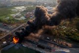 Foto udara kebakaran pipa minyak milik PT Pertamina di Melong, Cimahi, Jawa Barat, Selasa (22/10/2019). PT Pertamina masih melakukan investigasi terkait kebakaran pipa milik pertamina itu yang letaknya berdekatan dengan proyek Kereta Cepat Indonesia China (KCIC) Jakarta-Bandung. ANTARA FOTO/Raisan Al Farisi/agr