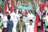 Santri mengikuti kirab Hari Santri Nasional (HSN) 2019 di Lapangan Pendopo Pamekasan, Jawa Timur, Selasa (22/10/2019). Pemerintah menetapkan tanggal 22 Oktober sebagai HSN bertepatan dengan Resolusi Jihad yang dikumandangkan oleh pendiri Nahdlatul Ulama KH. Hasyim Asyari untuk mempertahankan kemerdekaan RI. Antara Jatim/Saiful Bahri/zk.