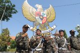 Barisan Anshor Serbaguna (Banser) menggotong Burung Garuda saat mengikuti kirab Hari Santri Nasional (HSN) 2019 di Lapangan Pendopo Pamekasan, Jawa Timur, Selasa (22/10/2019).  Pemerintah menetapkan tanggal 22 Oktober sebagai HSN bertepatan dengan Resolusi Jihad yang dikumandangkan oleh pendiri Nahdlatul Ulama KH. Hasyim Asyari untuk mempertahankan kemerdekaan RI. Antara Jatim/Saiful Bahri/zk.