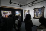 Pengunjung melihat sejumlah lukisan yang dipajang saat pameran seni rupa Jawa Timur 2019 bertajuk 