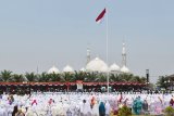 Umat muslim melaksanakan shalat Istisqa di Alun-alun Reksogati, Kabupaten Madiun, Jawa Timur, Selasa (22/10/2019). Shalat Istisqa untuk memohon turunnya hujan tersebut diikuti ribuan umat muslim karena hingga saat ini di wilayah tersebut belum turun hujan hingga mengakibatkan kekeringan. Antara Jatim/Siswowidodo/zk.