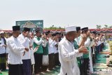 Umat muslim melaksanakan shalat Istisqa di Alun-alun Reksogati, Kabupaten Madiun, Jawa Timur, Selasa (22/10/2019). Shalat Istisqa untuk memohon turunnya hujan tersebut diikuti ribuan umat muslim karena hingga saat ini di wilayah tersebut belum turun hujan hingga mengakibatkan kekeringan. Antara Jatim/Siswowidodo/zk.