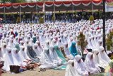 Umat muslim melaksanakan shalat Istisqa di Alun-alun Reksogati, Kabupaten Madiun, Jawa Timur, Selasa (22/10/2019). Shalat Istisqa untuk memohon turunnya hujan tersebut diikuti ribuan umat muslim karena hingga saat ini di wilayah tersebut belum turun hujan hingga mengakibatkan kekeringan. Antara Jatim/Siswowidodo/zk.