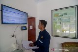  Petugas mencatat aktivitas kawah Gunung Tangkuban Parahu melalui seismograf digital di pos pengamatan Gunung Tangkuban Parahu, Kabupaten Bandung Barat, Jawa Barat, Selasa (22/10/2019).  Pos pengamatan PVMBG Gunung Api Tangkuban Parahu menyatakan status gunung Tangkuban Parahu menjadi normal sejak 21 Oktober 2019 pukul 09.00 WIB, dan terpantau tinggi asap rata-rata hanya 10 hingga 20 meter dari dasar kawah. ANTARA FOTO/Raisan Al Farisi/agr