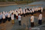 Santri dan masyarakat menggelar apel Hari Santri Nasional (HSN) 2019 di tepi Bendungan Karet atau Dam Karet Desa Jombatan, Kecamatan Kesamben, Jombang, Jawa Timur, Selasa (22/10/2019). Apel HSN 2019 di tepi Dam Karet yang digelar PCNU setempat tersebut untuk menggelorakan resolusi jihad kepada santri di era milenial. Antara Jatim/Syaiful Arif/zk.