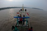 Warga membawa menara adat menggunakan perahu motor dari Sungai Air Hitam Laut menuju Pantai Babussalam menjelang pelaksanaan Festival Mandi Safar 1441 Hijriah di Sadu, Tanjungjabung Timur, Jambi, Selasa (22/10). Festival Mandi Safar diangkat dari tradisi turun temurun masyarakat setempat yang dilaksanakan setiap Rabu terakhir pada bulan Safar atau bertepatan dengan 23 Oktober 2019. ANTARA FOTO/Wahdi Septiawan/hp.