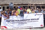 Sejumlah siswa berfoto bersama usai menerima bantuan perlengkapan sekolah di SDN Sungai Buntu I, Karawang, Jawa Barat, Rabu (23/10/2019). Pertamina MOR III memberikan bantuan alat sekolah berupa tas ransel dan alat tulis kepada 1.032 siswa-siswi SDN Sungai Buntu I hingga SDN Sungai Buntu IV, bantuan tersebut diharapkan dapat memberikan dampak positif dan memotivasi semangat belajar untuk meraih prestasi dan mengharumkan nama sekolah serta daerahnya. ANTARA JABAR/Muhamad Ibnu Chazar/agr