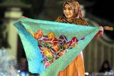 Model menunjukkan hijab batik saat 