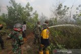 Satgas Karhutla dari TNI, Polri berupaya memadamkan kebakaran lahan yang menjalar kerumah warga di kawasan Pematang, Kecamatan Gambut, Kabupaten Banjar, Kalimantan Selatan, Rabu (23/10/2019). Kebakaran hutan dan lahan (Karhutla) di kawasan tersebut menghanguskan satu buah rumah yang dihuni satu kepala keluarga dengan empat jiwa. Foto Antaranews Kalsel/Bayu Pratama S.