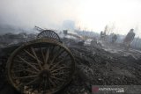 Relawan pemadam kebakaran melakukan pembasahan di rumah warga yang hangus terbakar di kawasan Pematang, Kecamatan Gambut, Kabupaten Banjar, Kalimantan Selatan, Rabu (23/10/2019). Kebakaran hutan dan lahan (Karhutla) di kawasan tersebut menghanguskan satu buah rumah yang dihuni satu kepala keluarga empat jiwa. Foto Antaranews Kalsel/Bayu Pratama S.