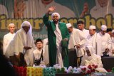 Pendakwah Habib Syech bin Abdul Qodir Assegaf (tengah) didampingi sejumlah kyai memimpin sholawat di pondok pesantren Lirboyo, Kota Kediri, Jawa Timur, Selasa (22/10/2019) malam. Kegiatan bertajuk Jawa Timur Bersholawat yang dihadiri ribuan umat Islam tersebut guna memperingati Hari Santri Nasional sekaligus mendoakan keutuhan NKRI yang aman dan makmur. Antara Jatim/Prasetia Fauzani/zk