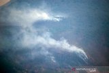 Asap putih yang mengepul akibat kebakaran di Gunung Tampomas terlihat dari Kampung Toga, Kabupaten Sumedang, Jawa Barat, Rabu (23/10/2019). BPBD Kabupaten Sumedang mencatat, sejak September 2019 hingga saat ini telah terjadi 23 kebakaran hutan dan lahan di berbagai Gunung di Kabupaten Sumedang. ANTARA JABAR/Raisan Al Farisi/agr