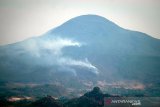 Asap putih yang mengepul akibat kebakaran di Gunung Tampomas terlihat dari Kampung Toga, Kabupaten Sumedang, Jawa Barat, Rabu (23/10/2019). BPBD Kabupaten Sumedang mencatat, sejak September 2019 hingga saat ini telah terjadi 23 kebakaran hutan dan lahan di berbagai Gunung di Kabupaten Sumedang. ANTARA JABAR/Raisan Al Farisi/agr