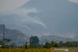 Asap putih yang mengepul akibat kebakaran di Gunung Tampomas terlihat dari Kampung Toga, Kabupaten Sumedang, Jawa Barat, Rabu (23/10/2019). BPBD Kabupaten Sumedang mencatat, sejak September 2019 hingga saat ini telah terjadi 23 kebakaran hutan dan lahan di berbagai Gunung di Kabupaten Sumedang. ANTARA JABAR/Raisan Al Farisi/agr