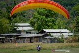 Seorang atlet paralayang melakukan pendaratan saat menjalani babak kualifikasi kategori akurasi pada 